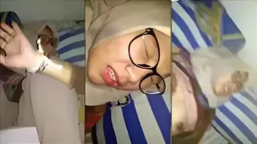 Ngentot Cewek SMA Hijab Berkacamata Memek Tembem Kombinasi Lumer